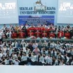 Ratusan mahasiswa baru bersama jajaran pimpinan dan dosen Fakultas Kesehatan Masyarakat Universitas Hasanuddin berfoto bersama usai kegiatan PKKMB Pascasarjana Semester Akhir 2025/2026 di Aula Prof. Dr. Ir. Fachruddin, Sekolah Pascasarjana Universitas Hasanuddin, Makassar, Rabu (25/2/2026), sebagai simbol semangat kolaborasi, integritas, dan komitmen ilmiah dalam mengawali perjalanan akademik Program S2, S3, dan angkatan perdana Pendidikan Profesi Dietisien.